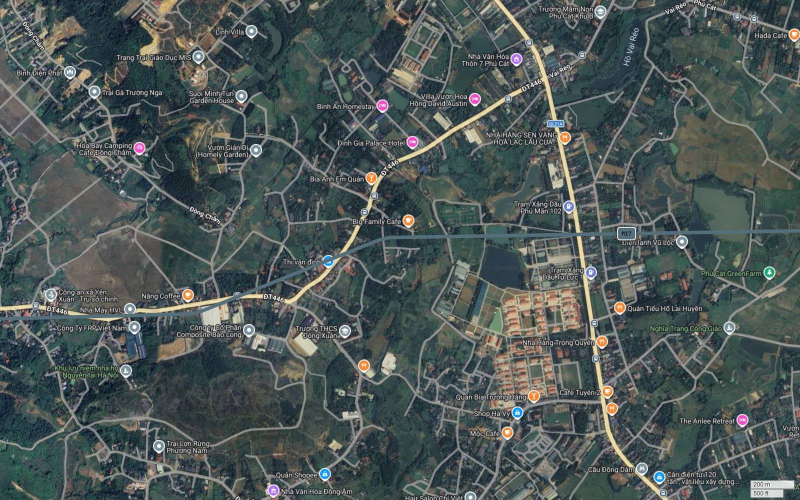 Địa bàn Phú Cát phía tây trên tuyến metro số 17 Hà Nội, hành lang cắt vuông góc Quốc lộ 21A giữa Trạm Xăng Dầu Phú Mãn 102 và Trạm Xăng Dầu Tự Lực 1