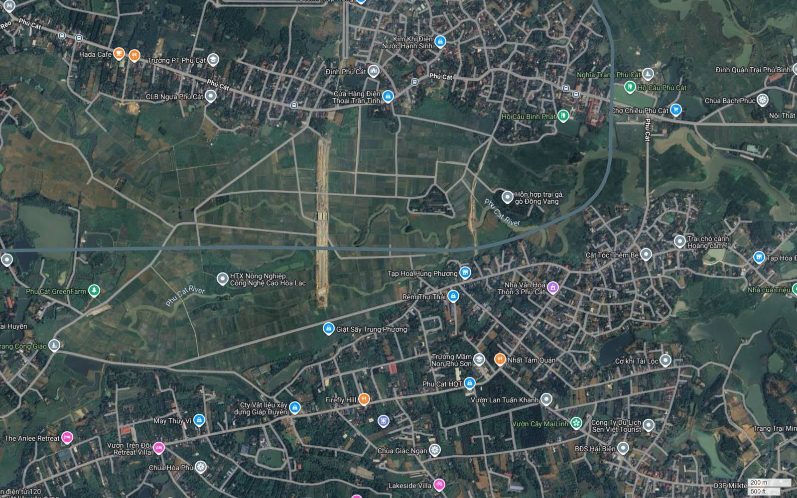 Địa bàn Phú Cát phía đông trên tuyến metro số 17 Hà Nội, hành lang uốn cung tròn ôm rìa đông làng, gần Hồ Câu Bình Phát, Chợ Chiều Phú Cát và Nghĩa Trang Phú Cát